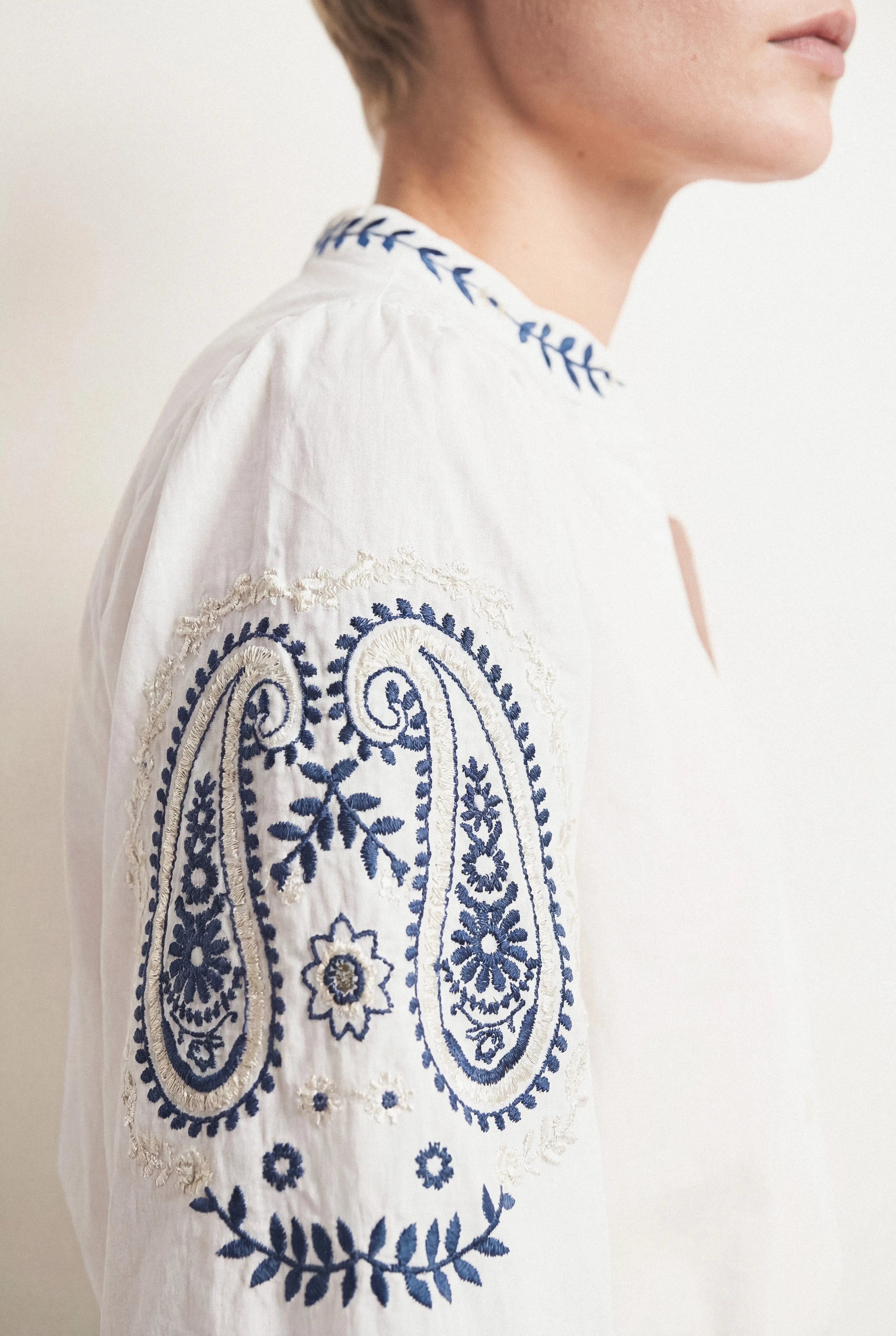 BLOUSE BRODÉE EN COTON ISALINE