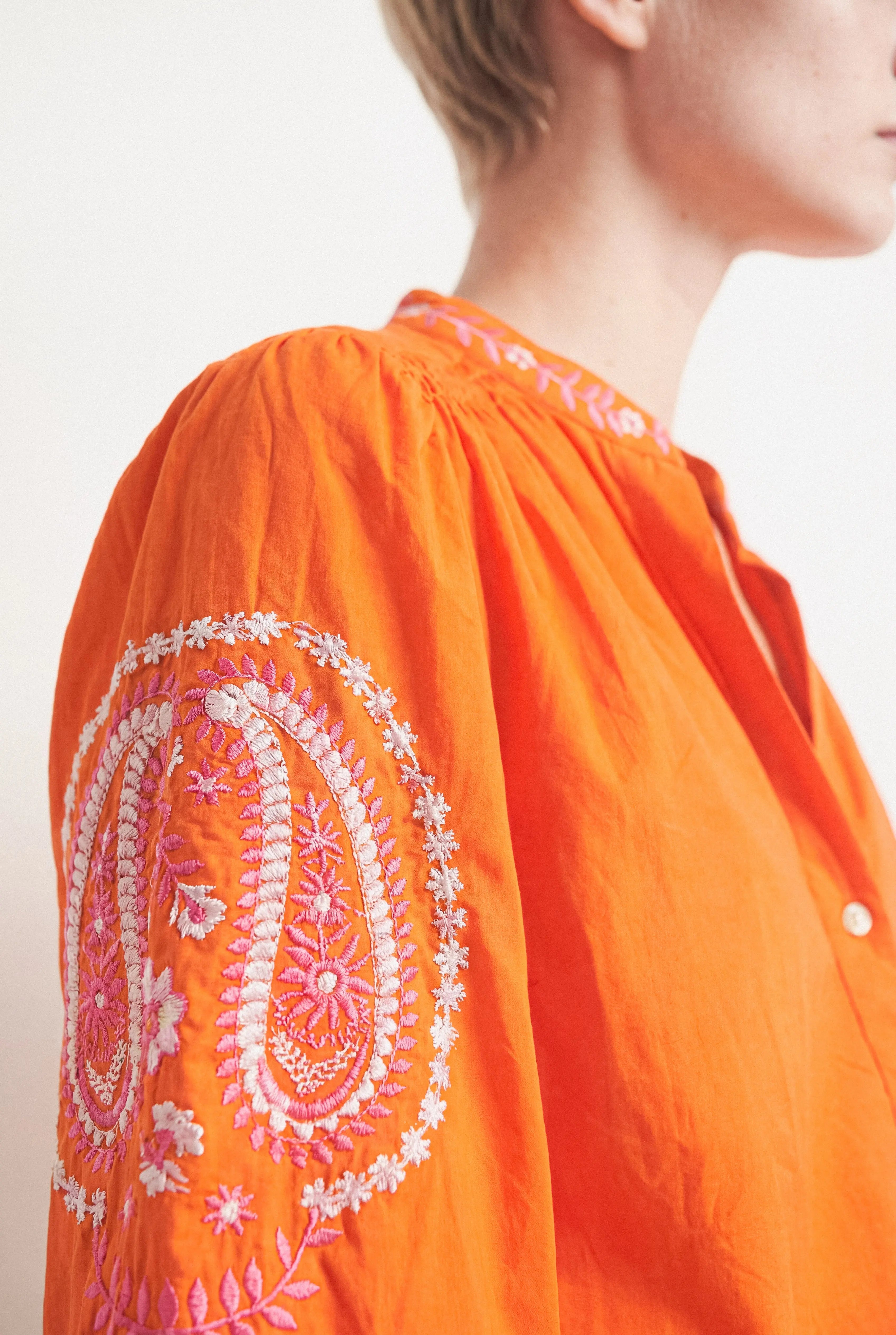 BLOUSE BRODÉE EN COTON ISALINE