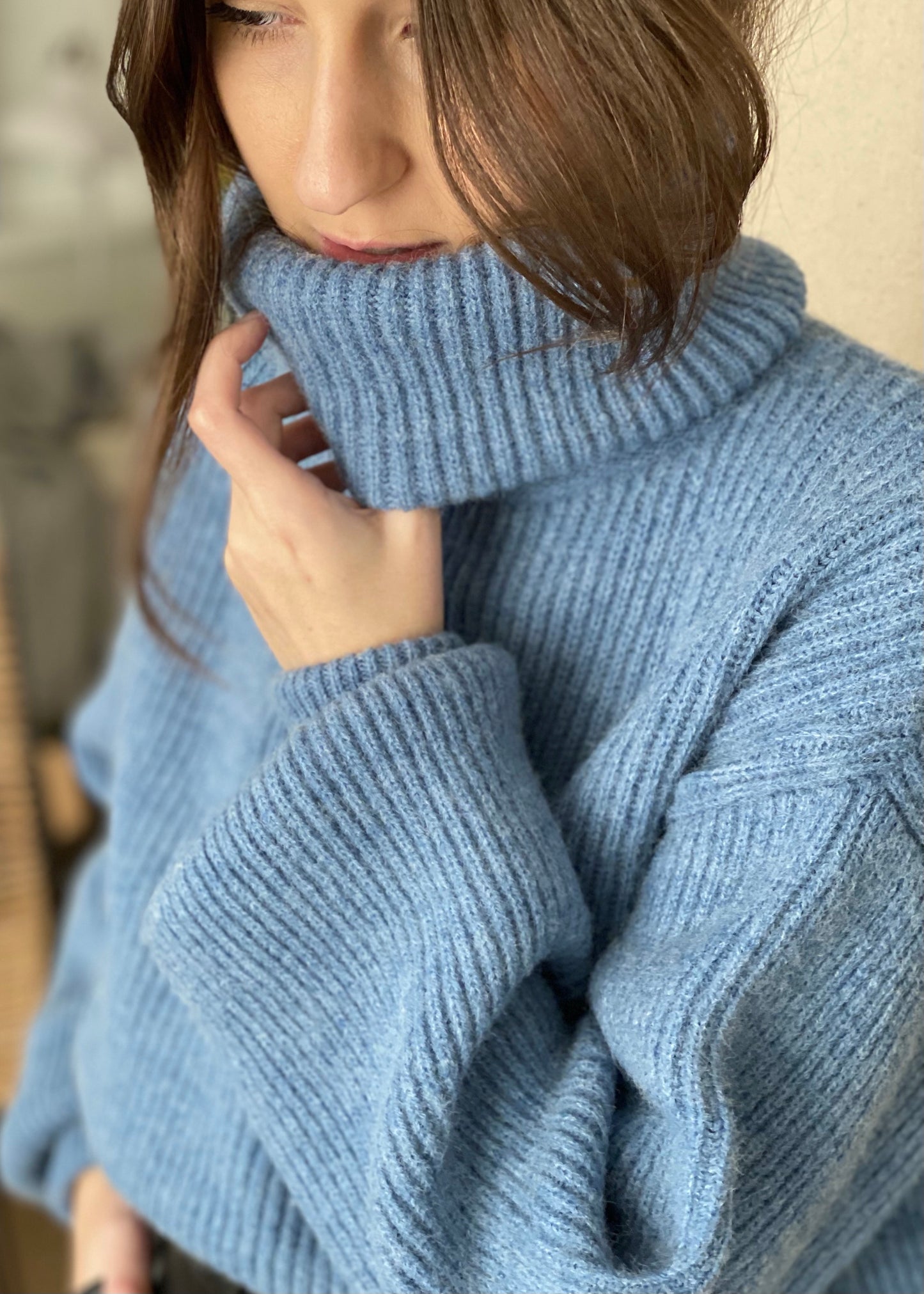 Pull bleu col roulé